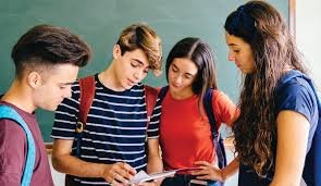 Estudiantes de Educación Secundaria colaborando