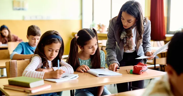 Docente acompañando el aprendizaje de estudiantes